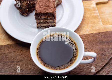 Goiânia, Goias, Brasilien – 31. Mai 2022: Eine Tasse Kaffee mit italienischen Strohstückchen auf Holzoberfläche. Stockfoto