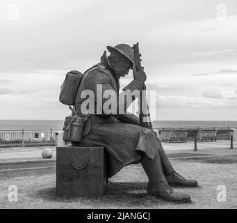 Die Statue von Tommy, Soldier 1101, an der Strandpromenade von Seaham, England, Großbritannien, in Schwarzweiß Stockfoto