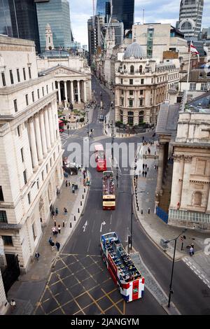 Von der Bank mit dem Masion House und der Royal Exchange mit Londoner Bussen und offenen Oberbussen, die sich durch die Straßen schlängeln, können Sie den Blick nach Osten auf Cornhill genießen. Stockfoto