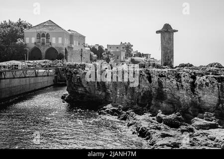 Eine Stadt mit Bildern von Kirchen, alten historischen Häusern und Zielen zur phönizischen Mauer von Batroun im Libanon Stockfoto