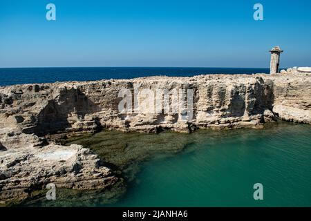 Eine Stadt mit Bildern von Kirchen, alten historischen Häusern und Zielen zur phönizischen Mauer von Batroun im Libanon Stockfoto