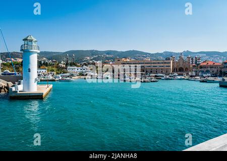 Eine Stadt mit Bildern von Kirchen, alten historischen Häusern und Zielen zur phönizischen Mauer von Batroun im Libanon Stockfoto