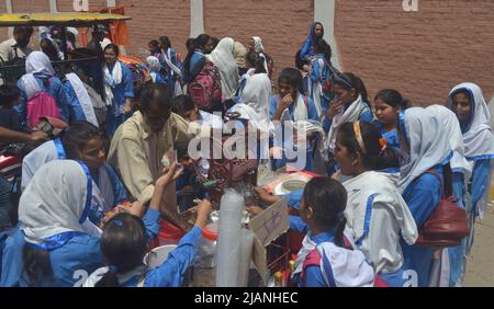 Lahore, Punjab, Pakistan. 31.. Mai 2022. Pakistanische Schülerinnen sind nach der Schule auf dem Heimweg, als die Regierung von Punjab vom 01. Juni bis zum 31.. Juli Sommerferien über den Punjab in Lahore ankündigte. (Bild: © Rana Sajid Hussain/Pacific Press via ZUMA Press Wire) Stockfoto