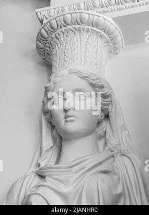 Statue der Frau. Marmorskulptur weibliche Büste. Caryatid gebeizte Skulptur schmückt die alte Hausfassade Stockfoto