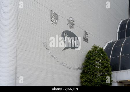 Louisville, KY, USA - 28. Dezember 2021: Der Eingang zu Yum! Hauptsitz der Marken in Louisville, KY. Stockfoto