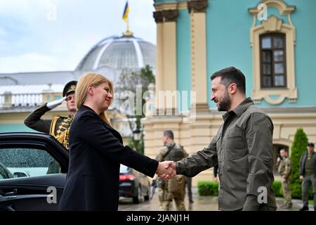 Kiew, Ukraine. 31.. Mai 2022. Der ukrainische Präsident Wolodymyr Zelenskyy, rechts, begrüßt die slowakische Präsidentin Zuzana Caputova vor dem Mariinsky-Palast am 31. Mai 2022 in Kiew, Ukraine. Kredit: Ukrainische Präsidentschaft/Ukrainische Presidential Press Office/Alamy Live Nachrichten Stockfoto