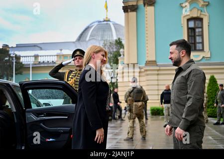 Kiew, Ukraine. 31.. Mai 2022. Der ukrainische Präsident Wolodymyr Zelenskyy, rechts, begrüßt die slowakische Präsidentin Zuzana Caputova vor dem Mariinsky-Palast am 31. Mai 2022 in Kiew, Ukraine. Kredit: Ukrainische Präsidentschaft/Ukrainische Presidential Press Office/Alamy Live Nachrichten Stockfoto