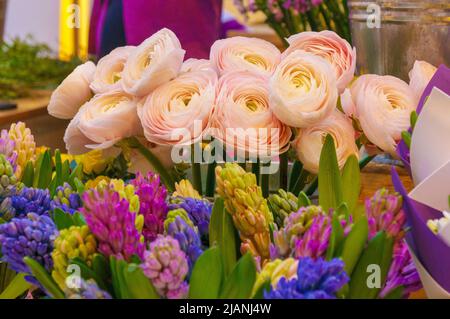 Wunderschöne blühende Blumen Rosen, Hortensien, Nelken, Eustoma in blu, antik blau und pfirsichfarben im Blumenladen Stockfoto