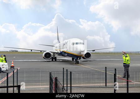 Paris, Frankreich - 19. März 2018: Boeing 737 NG max von der Ryanair-Fluggesellschaft rollt und stoppt nach den Anweisungen des Flughafenpersonals in Stockfoto