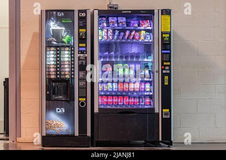 Paris, Frankreich - 19. März 2018: Automaten für Kaffee und kalte Getränke am Flughafen París - Charles de Gaulle Stockfoto