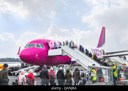 Paris, Frankreich - 19. März 2018: Menschen, die mit einem Billigflug von Viva Air, einem rosa Airbus A320neo 'Go Pink', im Paris - Charles de G, einsteigen Stockfoto