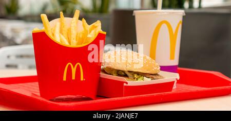 Moskau, Russland, März 15 2018: McDonald's Big Mac Hamburger Menü, Pommes Frites und Coca Cola. Fastfood. Snack im Café, Abendessen Stockfoto