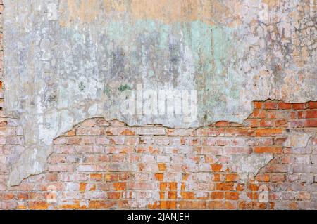 Industrieller Hintergrund, leere Grunge Stadtstraße mit Backsteinmauern. Hintergrund einer alten alten alten, schmutzigen Ziegelwand mit abblätterndem Putz, Textur Stockfoto