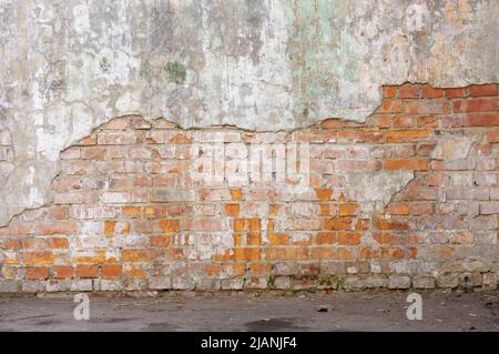 Industrieller Hintergrund, leere Grunge Stadtstraße mit Backsteinmauern. Hintergrund einer alten alten alten, schmutzigen Ziegelwand mit abblätterndem Putz, Textur Stockfoto