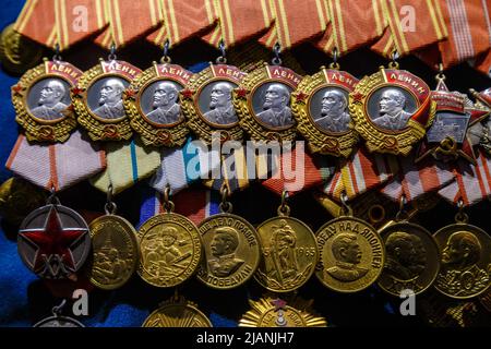 Moskau, Russland - 23. Januar 2019: Central Armed Forces Museum. Verschiedene Auszeichnungen, Befehle und Medaillen für die russische Armeeuniform Stockfoto