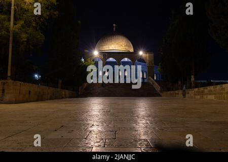 Nachtansicht des Golden Dome of the Rock. Qubbat al-Sakhra. Alte islamische Architektur in Jerusalem - Israel Stockfoto
