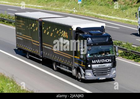 Marathon DAF CF Kombination Lkw auf der Autobahn. Stockfoto