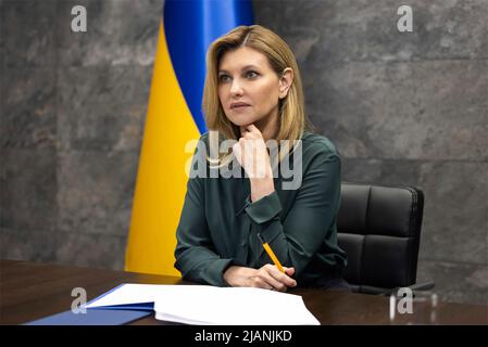 Kiew, Ukraine. 31.. Mai 2022. Die ukrainische First Lady Olena Zelenska hält eine Telefonkonferenz mit Königin Mathilde von Belgien ab, um das Nationale Programm für psychische Gesundheit und psychosoziale Unterstützung vom Mariinsky-Palast am 31. Mai 2022 in Kiew, Ukraine, zu diskutieren. Kredit: Ukrainische Präsidentschaft/Ukrainische Presidential Press Office/Alamy Live Nachrichten Stockfoto