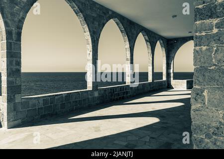 Eine Stadt mit Bildern von Kirchen, alten historischen Häusern und Zielen zur phönizischen Mauer von Batroun im Libanon Stockfoto