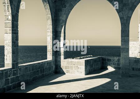 Eine Stadt mit Bildern von Kirchen, alten historischen Häusern und Zielen zur phönizischen Mauer von Batroun im Libanon Stockfoto