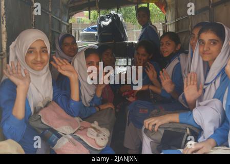 Lahore, Punjab, Pakistan. 31.. Mai 2022. Pakistanische Schülerinnen sind nach der Schule auf dem Heimweg, als die Regierung von Punjab vom 01. Juni bis zum 31.. Juli Sommerferien über den Punjab in Lahore ankündigte. (Bild: © Rana Sajid Hussain/Pacific Press via ZUMA Press Wire) Stockfoto