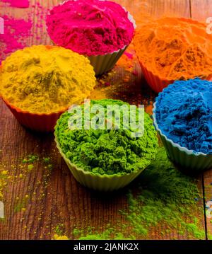 Holi Farben in Ton Topf Kräuterfarben mit Blumen gemacht Stockfoto