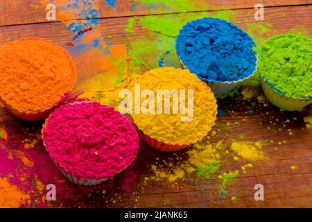 Buntes Holi Pulver in Tassen Nahaufnahme. Leuchtende Farben für das indische holi-Festival im Kreis der Tontöpfe. Selektiver Fokus Stockfoto