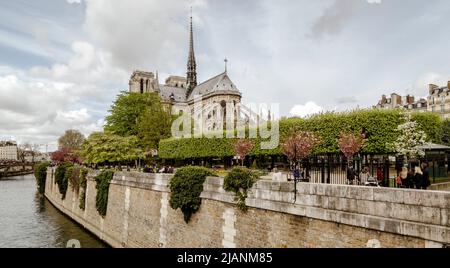 Paris, Frankreich, 1. April 2017: Apsis Notre-Dame de Paris und La fontaine de la Vierge vom Platz Jean-XXIII. Erbaut in französischer gotischer Architektur Stockfoto