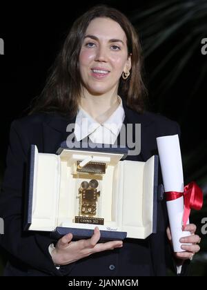 Cannes, Frankreich. 28.. Mai 2022. Die Regisseurin Gina Gammell erhielt den Caméra d’Or Award für einen ersten Film für das Kriegspony bei der Fotokonferenz der Palme d’Or-Gewinner bei den Filmfestspielen von Cannes 75.. Quelle: Doreen Kennedy/Alamy Live News. Stockfoto