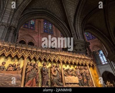 Paris, Frankreich, 27. März 2017: Das Innere der Kathedrale Notre Dame ist eines der wichtigsten Wahrzeichen von Paris. Gräber französischer Könige im Inneren des berühmten Stockfoto