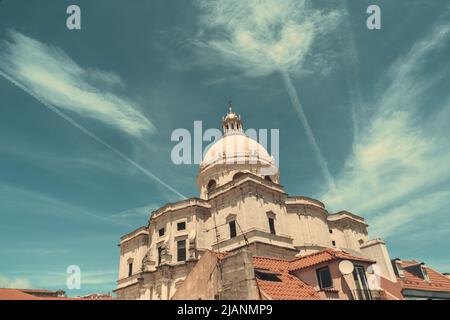 Ein Weitwinkel-Blick auf die Kirche Santa Engracia oder einen anderen Namen National Pantheon, mit einer Wolkenlandschaft dahinter und ein paar Wohnhäusern im f Stockfoto