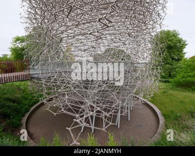 Richmond, Greater London, England, Mai 18 2022: Royal Botanic Gardens Kew. Das Äußere des Hive von Wolfgang Buttress, eine Struktur, die zum Feiern entworfen wurde Stockfoto