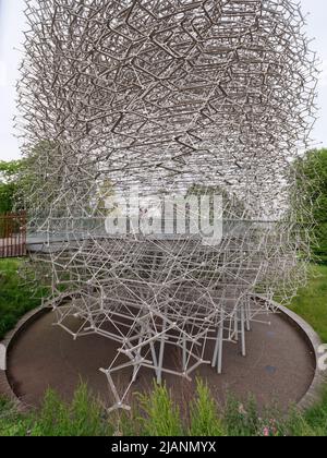 Richmond, Greater London, England, Mai 18 2022: Royal Botanic Gardens Kew. Das Äußere des Hive von Wolfgang Buttress, eine Struktur, die zum Feiern entworfen wurde Stockfoto