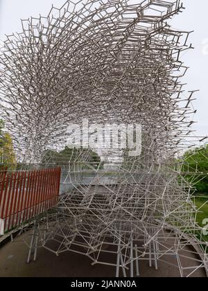 Richmond, Greater London, England, Mai 18 2022: Royal Botanic Gardens Kew. Das Äußere des Hive von Wolfgang Buttress, eine Struktur, die zum Feiern entworfen wurde Stockfoto