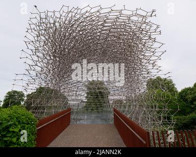 Richmond, Greater London, England, Mai 18 2022: Royal Botanic Gardens Kew. Das Äußere des Hive von Wolfgang Buttress, eine Struktur, die zum Feiern entworfen wurde Stockfoto