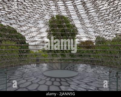 Richmond, Greater London, England, Mai 18 2022: Royal Botanic Gardens Kew. Interieur des Hive von Wolfgang Buttress, eine Struktur entworfen, um zu feiern Stockfoto