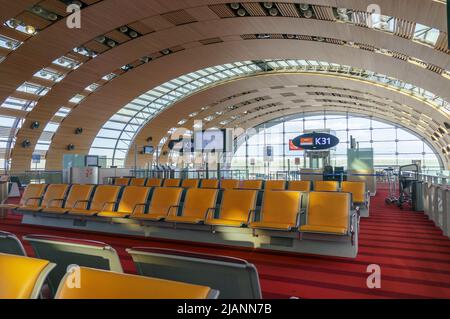 Paris, Frankreich - 1. April 2017: Nicht identifizierte Personen in der Abflughalle im Terminal des internationalen Flughafens Roissy Charles de Gaulle, Paris Stockfoto