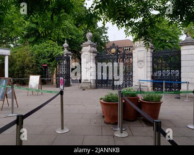 Richmond, Greater London, England, Mai 18 2022: Royal Botanic Gardens Kew. Eingang zum Victoria Gate zu den Kew Gardens. Stockfoto