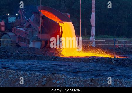 Erste Operation von Quantum Minerals FM (FQML) in Sambia, Gießen von geschmolzener Schlacke Stockfoto