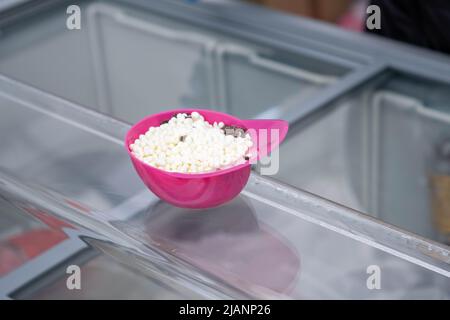 Eiscreme Mini schmilzt kleine Kugeln, weiße Eisbälle, Sommerkonzept, Erfrischung im Sommer. Stockfoto