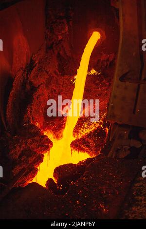 Roter heißer Strom von geschmolzenem Kupfer, erste Quantum Minerals Kupferhütte Stockfoto