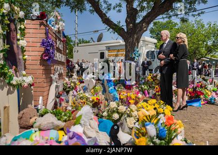 Uvalde, Vereinigte Staaten Von Amerika. 29.. Mai 2022. Uvalde, Vereinigte Staaten von Amerika. 29. Mai 2022. US-Präsident Joe Biden und die First Lady Dr. Jill Biden halten an, um bei einer provisorischen Gedenkstätte vor der Robb Elementary School am 29. Mai 2022 in Uvalde, Texas, ihren Respekt zu zollen. Die Schule ist der Ort, an dem ein Schütze 19 Schüler und zwei Lehrer mit einem militärischen Sturmgewehr abschlachtete. Bild: Adam Schultz/White House Photo/Alamy Live News Stockfoto