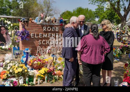 Uvalde, Vereinigte Staaten Von Amerika. 29.. Mai 2022. Uvalde, Vereinigte Staaten von Amerika. 29. Mai 2022. Der US-Präsident Joe Biden und die First Lady Dr. Jill Biden trösten die Direktorin Mandy Gutierrez und den Superintendenten Hal Harrell, während sie vor der Robb Elementary School am 29. Mai 2022 in Uvalde, Texas, an einem provisorischen Denkmal ihre Ehrerbietung erweisen. Die Schule ist der Ort, an dem ein Schütze 19 Schüler und zwei Lehrer mit einem militärischen Sturmgewehr abschlachtete. Bild: Adam Schultz/White House Photo/Alamy Live News Stockfoto