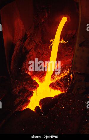 Roter heißer Strom von geschmolzenem Kupfer, erste Quantum Minerals Kupferhütte Stockfoto