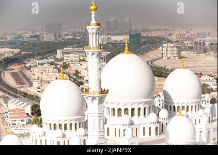 Exklusive Luftaufnahmen von Abu Dhabi und der Scheich-Zayed-Moschee. Einzigartige Perspektive der größten Moschee in den Vereinigten Arabischen Emiraten. Religiöser Tourismus. Stockfoto