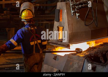 Mann mit langem Tiegel, erste Quantum Minerals Kupferhütte Stockfoto