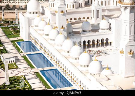 Exklusive Luftaufnahmen von Abu Dhabi und der Scheich-Zayed-Moschee. Einzigartige Perspektive der größten Moschee in den Vereinigten Arabischen Emiraten. Religiöser Tourismus. Stockfoto