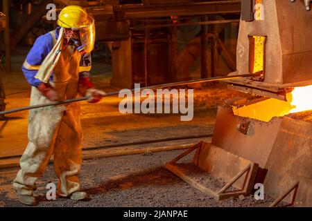Mann mit langem Tiegel, erste Quantum Minerals Kupferhütte Stockfoto