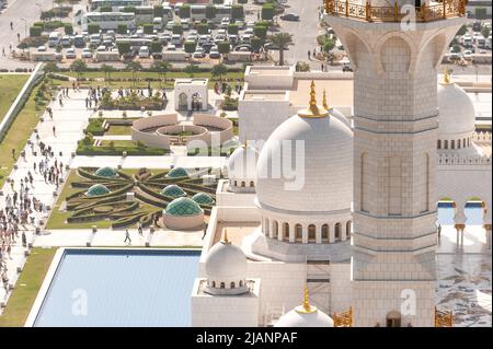 Exklusive Luftaufnahmen von Abu Dhabi und der Scheich-Zayed-Moschee. Einzigartige Perspektive der größten Moschee in den Vereinigten Arabischen Emiraten. Religiöser Tourismus. Stockfoto