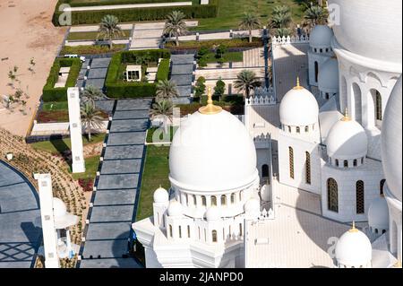 Exklusive Luftaufnahmen von Abu Dhabi und der Scheich-Zayed-Moschee. Einzigartige Perspektive der größten Moschee in den Vereinigten Arabischen Emiraten. Religiöser Tourismus. Stockfoto